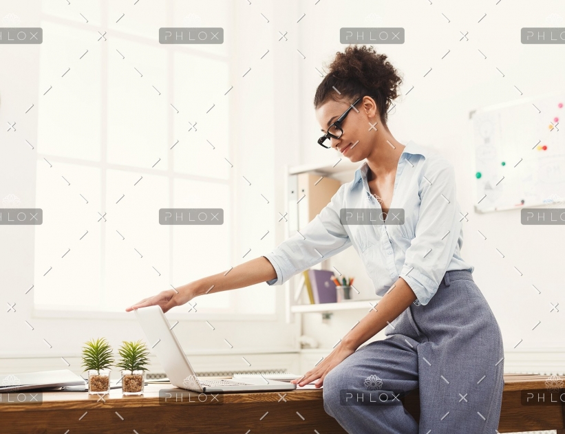 business-woman-opening-laptop-at-office-PU4ZAGW-2