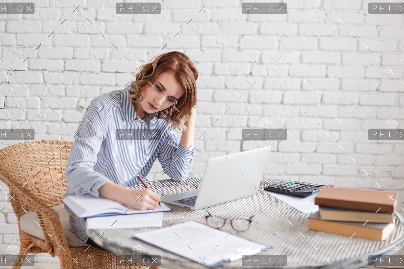 woman-freelancer-female-hands-with-pen-writing-on-P369BAX1-2