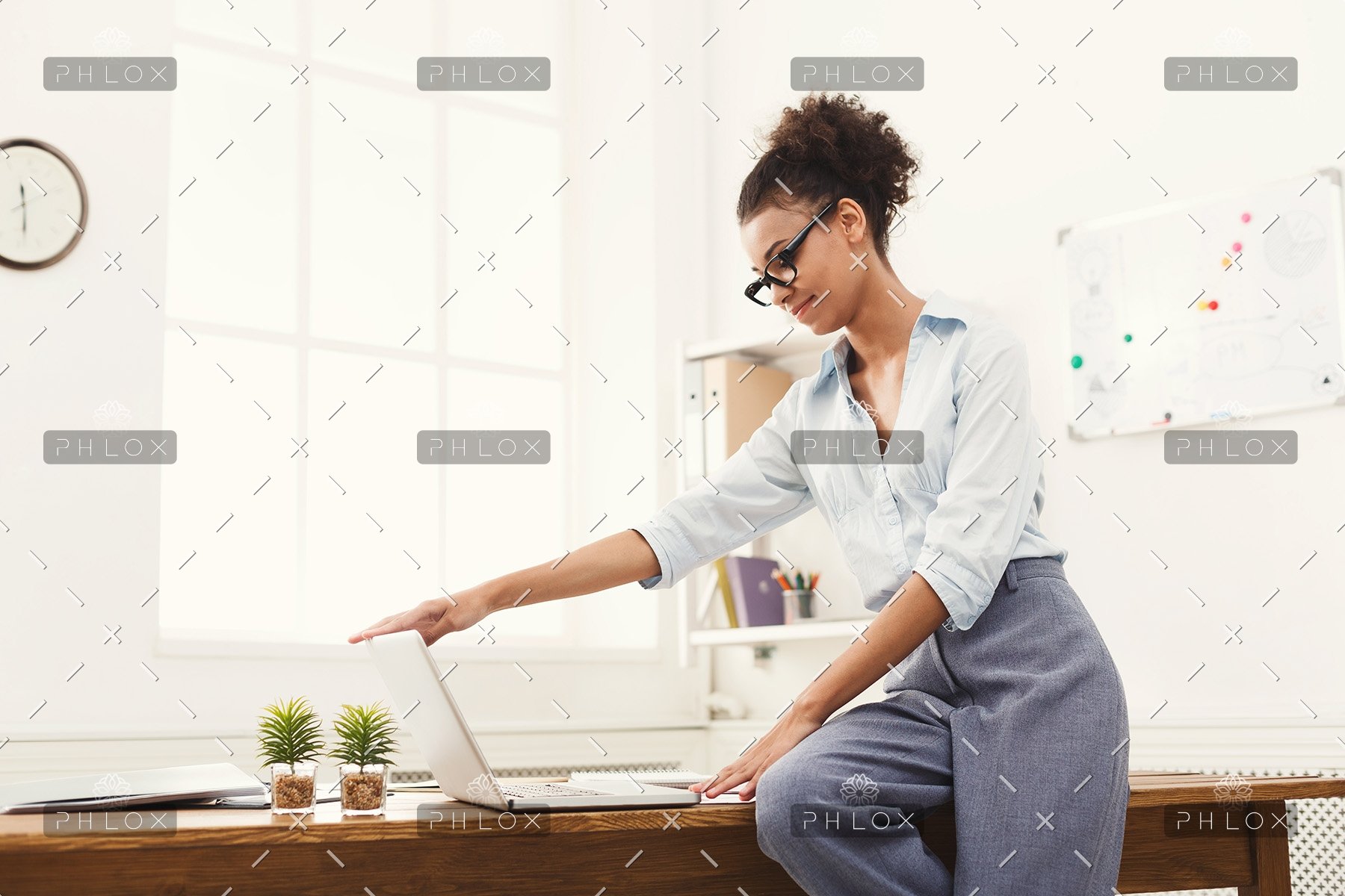 business-woman-opening-laptop-at-office-PU4ZAGW-2